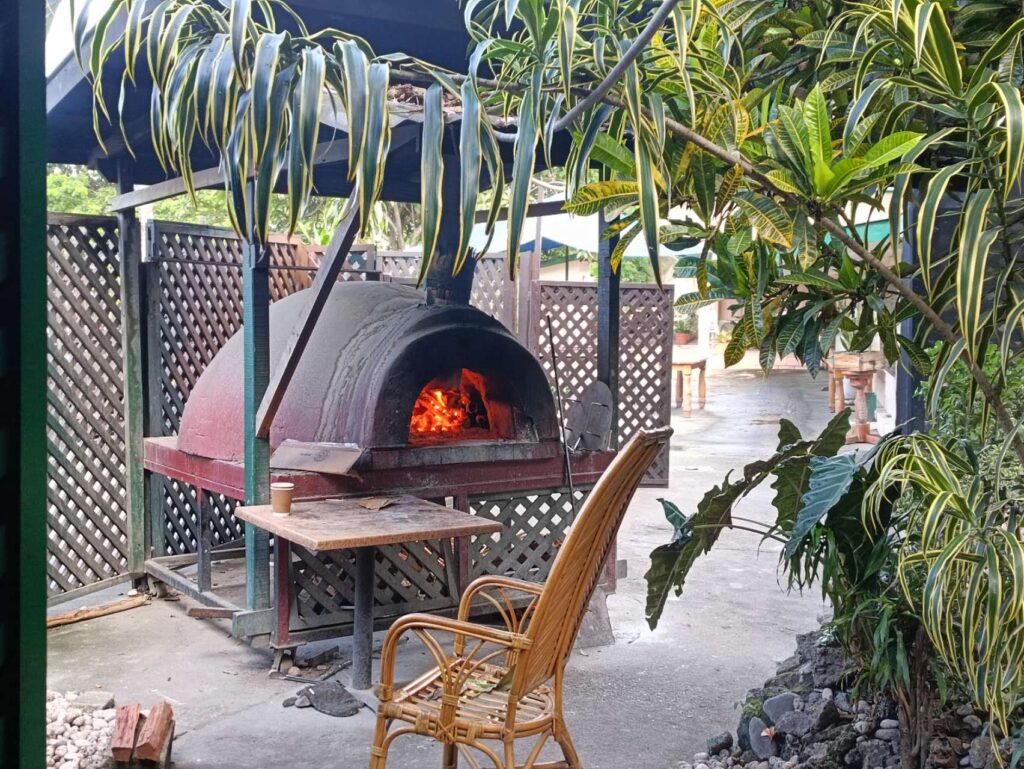Wood Fire Oven Pizza at King Solomon Hotel, Honiara  木火烤炉比萨 – 所罗门王酒店，霍尼亚拉